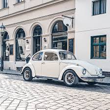 Matching Colours And Styles This Photo Shows A Classic Cream Coloured Volkswagen Beetle 1303 In Front Of A Traditi Avec Images Vieilles Voitures Voitures De Luxe Voiture