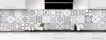 Ce carreau ciment bleu gris de karoparis® est sans aucun doute un objet culte pour tous les amants du beau design. Credence De Cuisine Effet Carreaux De Ciment Tradition Noirs Blancs Alu Inox Ou Verre De Synthese C Macredence Credences De Cuisine Sur Mesure