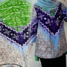 Salah satu model gamis batik kombinasi yang sangat populer di tahun 2020 ini adalah model gamis batik kombinasi kain satin polos yang modern dan hadir dengan dengan kombinasi yang unik dan menarik. Gamis Sasirangan Kombinasi Polos