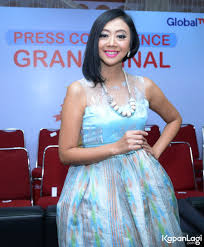 Dia pun juga melepaskan baju dan celana pendek serta cd ku. Foto Gaya Asri Welas Rambut Panjang Sebelah Mini Dress Cute Kapanlagi Com