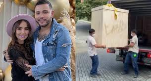 Maybe you would like to learn more about one of these? El Excentrico Regalo Con El Que Jessi Uribe Sorprendio A Paola Jara En Su Cumpleanos
