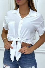 Chemise blanche nouée à la taille, manches courtes. Chemise femme