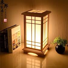 Japanese lanterns are such a beautiful, yet still very simple, concept. Massgeschneiderte Zimmer Tatami Stehlampe Massivholz Lampe Und Stehlampe Japanisc Wood Lamps Lamps Living Room Wooden Lamp