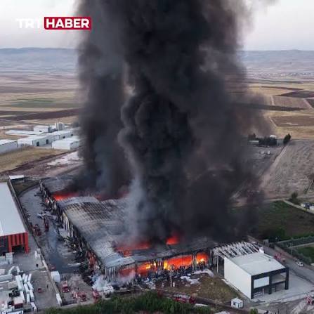 Batman'da zincir marketlere ait bir depoda yangın çıktı., Alevlerin  çevredeki depolara da sıçramasıyla büyüyen yangın, ekiplerin müdahalesiyle  kontrol altına alındı., ...