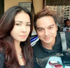 Baru nak rasa senang, banyak hati tak tenang, dengar suara sumbang, asyik kacau aku, dapat datuk pun susah, dapat doktor pun salah, entah apa masalah, asyik kecam aku wohoooooo, aku tak peduli wohooooooo,tanggung sendiri… Benda Benda Meragukan Di Sebalik Perniagaan Boy Iman Dari Dulu Lagi Soscili