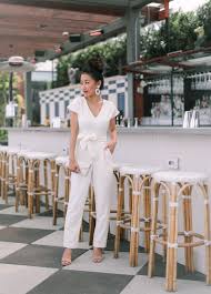 Weisse Jumpsuit Fur Junggesellinnen Oder Braut Dusche Outfit In 2020 Bachelorette Outfits Zierliche Outfits Overall Weiss