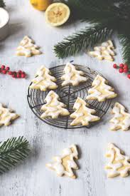 In Der Weihnachtsbackerei Butterschmalz Zitronen Tannenbaumchen Rezept Weihnachtsrezepte Zitronenglasur Rezept Platzchen Backen Rezepte