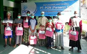Bahaya paparan virus corona pun masih mengancam kesehatan dan keselamatan masyarakat. Bantu Warga Buden Lamongan Pt Pgn Bersama Yayasan Ruas Falah Bagikan Ratusan Paket Sembako Bangsa Online Cepat Lugas Dan Akurat