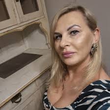 O mnie. Nazywam się Anna Kostka. ⚜️W 2021 roku otworzyłam gabinet  zabiegowy, który stał się przestrzenią, gdzie piękno łączy się z  dobrostanem. Moje usługi skupiają się na „poprawie urody”, ale zawsze przez