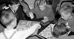 El juego de parchís, o pachisi como se llamaba en sus orígenes, es un juego que nació en la india en el siglo xvi. La Historia Del Parchis Un Juego Milenario