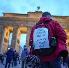 Polizei muss durchgreifen trotz demonstrationsverbot haben sich in berlin hunderte menschen in richtung potsdamer platz begeben. X3rr8qvd3jb4fm