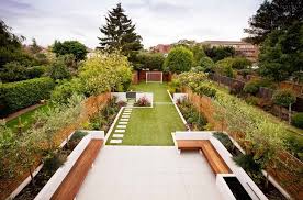 Moderner Reihenhausgarten Mit Terrasse Rasenflache Und Einem Fussballtor Familiengarten Schmaler Garten Reihenhausgarten