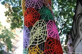 Yarn Bombing In Buenos Aires With Licia Santuz Graffiti With Wool Ba Street Art Yarn Art Yarn Bombing Yarn Bombing Trees