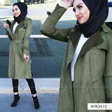 Klasik Yaka Olan Trenckot Desensiz Ve Tek Renkli Gorunume Sahip Olmakla Birlikte Ceplidir Trenckotun Beli Kusakli Olup Kol Uclari Trenckot Moda Stilleri Moda