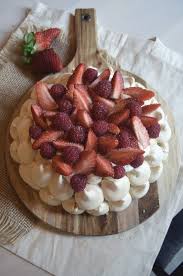 Pavlova Vanille Et Fruits Rouges En 2020 Pavlova Alimentation Recette Gourmande
