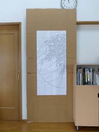 うちのリビングで実際のドアサイズの段ボールにデザインを原寸大で貼ってご提案しました 横の普通サイズのドアがすごく小さく見えます ステンドグラスのドア ガラス造形 ステンドグラス デザイン