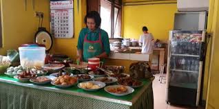 Kalau menyantap bumbu pecel madiun apa sih sesungguhnya yg menyebabkan masyarakat ketagihan? Pecel 99 Madiun Digandrungi Artis Hingga Presiden Halaman All Kompas Com