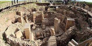 كوبيكلي تبه (göbekli tepe) موقع جبلي مقدس من العصر الحجري، حيث توجد أقدم المنشآت المعمارية (ربما حرم) للبشرية من حوالي 11. Anf Ø§Ù„ÙŠÙˆÙ†Ø³ÙƒÙˆ ØªØ¶Ø¹ Ù‚Ø±ÙŠØ© Ø®Ø±Ø§Ø¨ Ø±Ø´ÙƒÙ‰ Ø¹Ù„Ù‰ Ù‚Ø§Ø¦Ù…Ø© Ø§Ù„ØªØ±Ø§Ø« Ø§Ù„Ø¹Ø§Ù„Ù…ÙŠ