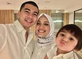 Lagu ini dinyanyikan oleh amar baharin dan amyra rosli yang juga merupakan pelakon drama tersebut. Amyra Rosli Amar Baharin Selamat Timang Anak Kedua