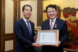 Bị can tô anh dũng (58 tuổi) có nhiều năm công tác trong ngành ngoại giao và giữ nhiều chức vụ quan trọng như chánh văn phòng bộ ngoại giao, đại . Thá»© TrÆ°á»Ÿng Bá»™ Kh Ä't Tráº§n Quá»'c PhÆ°Æ¡ng Nháº­n Ká»· Niá»‡m ChÆ°Æ¡ng Vi Sá»± Nghiá»‡p Ngoáº¡i Giao Viá»‡t Nam Táº¡p Chi Kinh Táº¿ Va Dá»± Bao