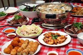 Selama tahun baru imlek, tidak ada makanan khusus yang akan disajikan namun yang berikut dianggap tradisional makan malam tahun baru adalah makan malam terpenting dan wajib bagi orang cina. Resipi Makan Malam Parti Malam Tahun Baru Cina Terbaik