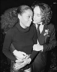 Diana ross honors martin luther king @ the american music awards 2000. Dianaross And I Don T Know Who The Man Next To Her Is But What Ever He S Saying She Doesn T Look Impressed Diana Ross Diana Ross