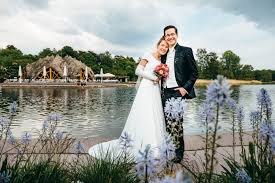 Mit verschiedenen cafes, spielplätzen, liegewiesen, einem see (nicht zum baden ;)) — einem angelegten rosengarten und übers jahr verteilt verschiedenen blumenschauen. Hochzeit Im Britzer Garten Von Hochzeitsfotograf Christian Menzel