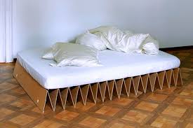 Cardboard Bed Met Afbeeldingen Logeerbed Kartonnen Meubelen Meubel Ideeen