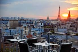 More Modest In Presentation But Not In Awe Factor The Holiday Inn Notre Dame S 43 Up The Roof Bar Is The Sixth Arrondissem Parijs Parijs Restaurants Dakterras