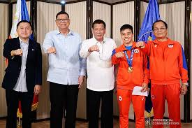 Fighting with a little bit of desperation, arias upped her work rate in the second round as they continued to press forward. Datei President Rodrigo Roa Duterte Meets 2019 Aiba Women S World Boxing Championships Gold Medalist Nesthy Petecio At The Malago Clubhouse In Malacanang On October 16 2019 3 Jpg Wikipedia