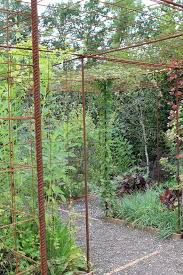 S Amenager Un Espace Pour Plantes Grimpantes Avec Du Fer A Beton Et Treillis Soude Plante Grimpante Treillis Jardin Treillis