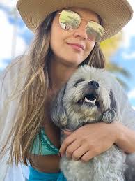 O amor decerto também tem patas e pêlos! Theozinho não é só um cãozinho,  ele é luz em forma de vida. Com seu jeitinho único, torna todos os dias  especiais. O olhar