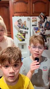 Knock, knock. Who's there? Lettuce. Lettuce who? Lettuce make you smile  this #nationaljokeday ! 🥬😁 Your turn, tell us your best joke in the  comments! 👇