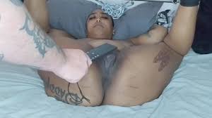 Grosse chatte ébène se fait fouetté.