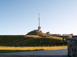 多姆山 (zh) chemin panoramique circulaire, corniche côtés nord et ouest.jpg 4,000 × 3,000; Randonnee Au Puy De Dome Par Le Sentier Des Chevres La Chaine Des Puys En Rando