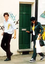 Notting hill ist ein stadtteil in london, england im bezirk kensington and chelsea.er liegt an der nordwestlichen ecke des hyde parks in der nähe von west end.diese gegend erhielt internationale beachtung durch den erfolgreichen film gleichen namens mit julia roberts und hugh grant in den hauptrollen. Julia Roberts S Style In Notting Hill Is So 2020 Julia Roberts Style Julia Roberts Notting Hill Movie