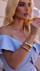 Simplesmente PERFEITO! 💫🩵, O vestido que valoriza sua beleza com  elegância. O charme do decote ombro a ombro com babado dá o toque feminino  perfeito. , Disponível em 4 cores para você arrasar!✨, ...