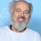 Elaine reading a paper in NY : r/seinfeld