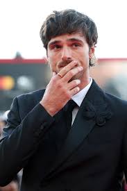 Jacob Elordi sorgt mit Barfuß-Aktion in Café für Aufsehen