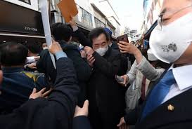 이 대표는 이날 오후 4시30분쯤 춘천시 중앙로 중앙시장에서 중도유적지킴본부 50대 여성 회원이 던진. Lchgvq9rcg41km