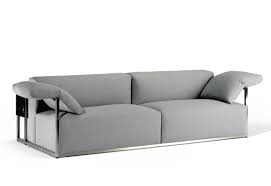 Trzyosobowa sofa henry to większa siostra dwuosobowego modelu, którego również można znaleźć w naszym sklepie. Sir Henry Sofa Von Verden Stylepark