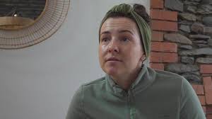 Dyfodol 'brawychus' i fwytai yn sgil prinder staff