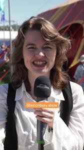 Ellie Dixon Singing in Pub