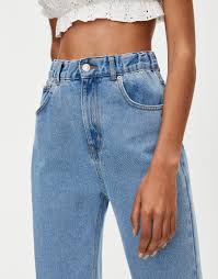 Mom fit jeans, the '90s denim trend par excellence. Modalite Net Pull Bear Mom Jeans With Elastic Waistband