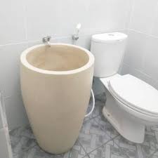 Namun jika bicara mengenai desain dan model kamar mandi saat ini itu adalah fasilitas dan kenyamanan tambahan saja. Inspirasi Desain Kamar Mandi Dan Taman Dengan Bak Mandi Unik Yang Cantik