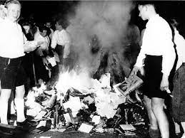BRÛLAGE DE LIVRES SAINTS PAR LES NAZIS DU IIIème REICH.
