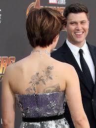Scarlett Johansson Showing Her Roses And Lamb Back Tattoo Scarlett Johansson Scarlett Johansson