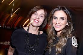 Ela tinha 58 anos e sofria de afasia progressiva primária (app), síndrome neurológica rara que se caracteriza pela perda progressiva e predominante da linguagem. Alicinha Cavalcanti Versatille