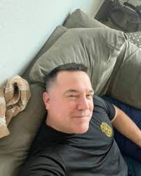 Hi everyone, I'm single gay here looking for serious relationship and  anyone who's interested can send me friend request or dm 🤪🙃🥳😁