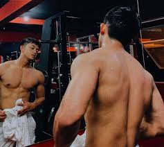 Hindari mengkonsumsi makanan yang mengandung lemak. Video Tujuh Bulan Buat Badan Ismail Izzani Paksa Diri Makan Seekor Ayam Setiap Hari Hiburan Mstar